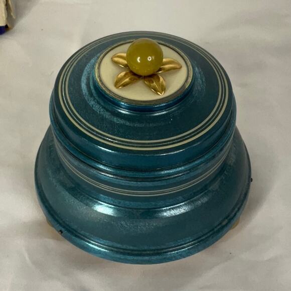 VTG IOB SWISS MUSICAL BLUE ROUND POWDER BOX PLAYS SCHUBERTS SERENADE AVA MARIA - Picture 2 of 11